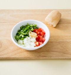 1. 연근, 양파, 피망, 토마토는 작게 썬다. 마늘은 다진다.