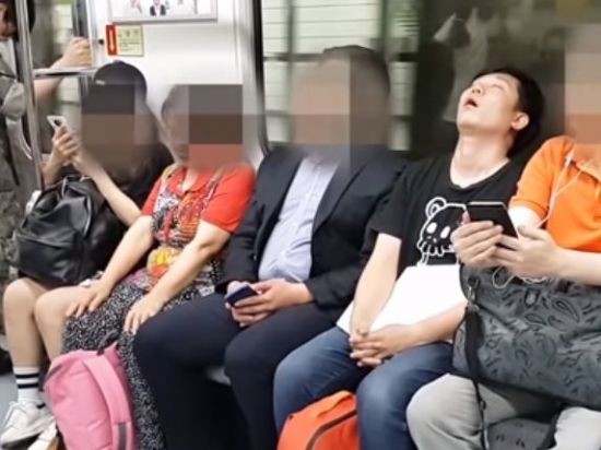 버스나 지하철에서 잠들어도 내릴 정류소나 역을 지나치지 않고 깨는 이유는 무엇일까요? [사진=유튜브 화면캡처]