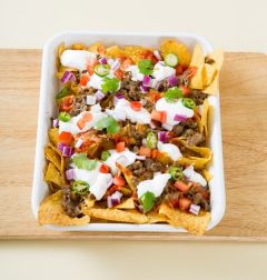 5. 구운 나초에 사워크림을 뿌리고 토마토, 적양파, 풋고추, 고수를 얹는다.