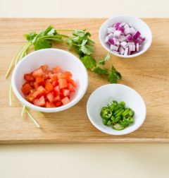 3. 토마토와 적양파는 굵게 다진다. 풋고추는 송송 썰고 고수는 다듬어 씻는다.(Tip 고수가 없다면  파슬리 가루를 활용해 주세요.)