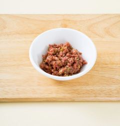 1. 다진 쇠고기는 키친타월로 핏물을 제거한다. 분량의 쇠고기 양념장 재료를 모두 섞어 쇠고기에 버무려 5분 정도 재운다. (Tip 쇠고기는 우둔 부위로 준비한다.)
(간장 2, 설탕 1, 맛술 0.5, 다진 파 1, 다진 마늘 0.5, 참기름 0.5, 후춧가루 약간)