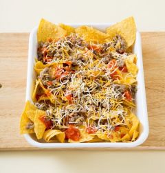 4. 오븐 용기에 나초를 얹고 볶은 쇠고기를 골고루 뿌린다. 토마토 소스와 체다 치즈를 골고루 얹어 200℃의 오븐에서 7~8분 정도 굽는다.