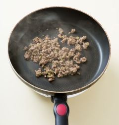 2. 팬을 달구어 식용유를 두르고 쇠고기를 넣어 센불에 2분 정도 볶는다.