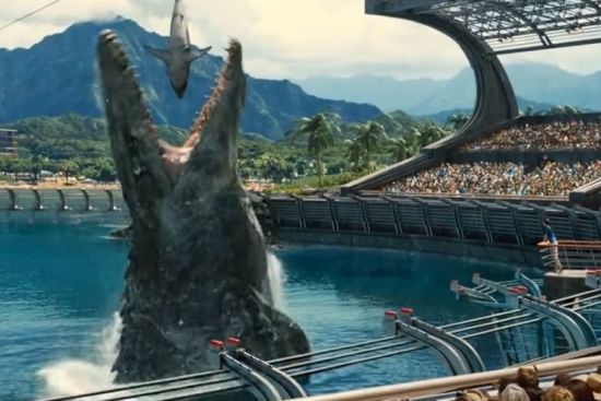 영화 '쥬라기 월드:폴른 킹덤'의 한 장면. 당시 해양 먹이사슬의 최정점에서 군림하던 어룡들도 서로 경쟁하다 멸종하게 됩니다. [사진='쥬라기 월드:폴른 킹덤' 스크린샷]