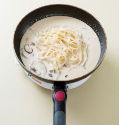 5. 소스가 걸쭉해지면 삶은 페투치니를 넣어 버무린다. 소금과 후춧가루로 간하고 접시에 담아 실파를 뿌린다.