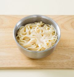 2. 페투치니는 끓는 물에 소금을 넣어 8분 정도 삶아 물기를 뺀다.