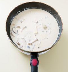 4. 팬에 올리브오일을 두르고 마늘, 표고버섯, 느타리버섯을 넣어 2분 정도 볶는다. ③의 된장 소스와 생크림을 넣고 3분 정도 끓인다.
(Tip.일본된장인 미소를 활용해도 좋다. )