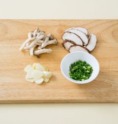 1. 생표고버섯은 채 썰고 느타리버섯은 가닥가닥 떼어낸다. 통마늘은 슬라이스하고 실파는 송송 썬다.