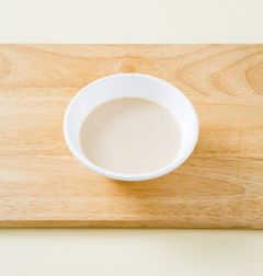 3. 우유에 된장을 넣어 잘 푼다.