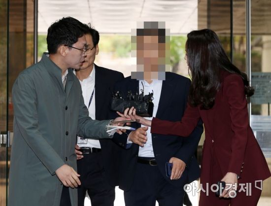 버닝썬 사건에서 경찰총장으로 불린 윤 모 총경이 10일 서울 서초구 서울중앙지방법원에서 열린 구속 전 피의자 심문(영장실질심사)에 출석하고 있다. /문호남 기자 munonam@