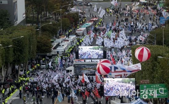 12일 서울 서초구 성모병원 앞에서 일부 보수단체 회원들이 박근혜 전 대통령 석방 촉구 집회를 갖고 있다./윤동주 기자 doso7@