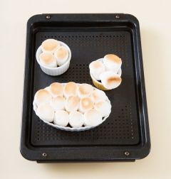 2. 200℃의 오븐에서 2~3분 정도 굽는다.