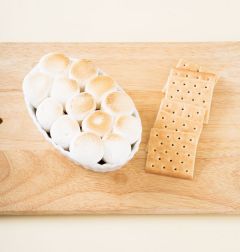 3. 크래커를 구운 마시멜로와 초콜릿에 찍어 먹는다.