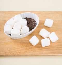 1. 초콜릿을 오븐 용기에 깔고 마시멜로를 얹는다.