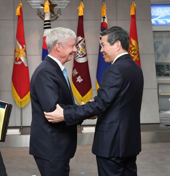 정경두 국방부 장관이 16일 서울 용산 국방부에서 월터 샤프 전 주한미군사령관과 인사를 나누고 있다. (사진=연합뉴스)