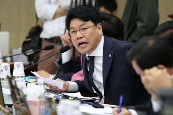 장제원 자유한국당 의원이 지난 7일 오후 서울 서초동 서울고등검찰청에서 열린 국회 법제사법위원회의 서울고검, 서울중앙지검 등에 대한 국감에서 조국 법무부 장관 일가 수사와 관련한 질의를 하고 있다. [이미지출처=연합뉴스]