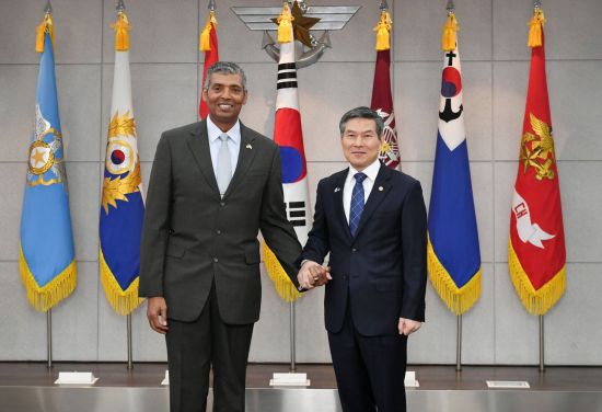 정경두 국방부 장관과 빈센트 브룩스 전 주한미군사령관이 16일 서울 용산 국방부에서 손을 맞잡고 기념촬영을 하고 있다. (사진=국방부)