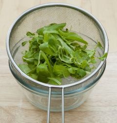 2. 샐러드용 채소는 찬물에 헹궈 물기를 뺀 후 먹기 좋은 크기로 자른다.