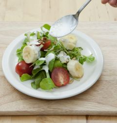 5. 접시에 제철 과일, 샐러드용 채소, 견과류를 담은 후 수제 요구르트 드레싱을 곁들인다.