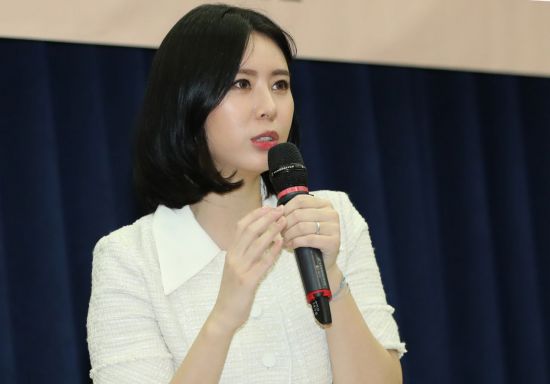 배우 윤지오(32·본명 윤애영) 씨가 지난 4월14일 오후 국회 의원회관에서 열린 자신의 책 '13번째 증언' 북 콘서트에 참석해 인사말을 하고 있다/사진=연합뉴스