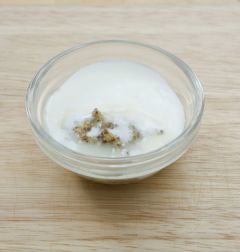 4. 수제 요구르트 1/2컵, 씨겨자, 레몬즙, 설탕, 소금을 골고루 섞어 수제 요구르트 드레싱을 만든다.