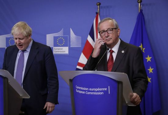 17일(현지시간) 벨기에 브뤼셀에서 열린 유럽연합(EU)정상회의에서 보리스 존슨 영국 총리(왼쪽)와 장 클로드 융커 EU집행위원장이 브렉시트 합의안 초안 합의 관련 기자회견에 참석 중이다. [이미지출처=EPA연합뉴스]