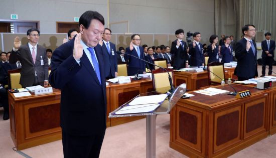 윤석열 검찰총장이 17일 서울 서초구 대검찰청에서 열린 국회 법제사법위원회의 대검찰청에 대한 국정감사에서 증인 선서를 하고 있다. [이미지출처=연합뉴스]
