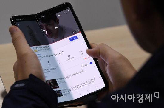 8일 서울 강남구 코엑스에서 열린 한국전자산업대전에서 관람객들이 삼성전자 부스를 둘러보고 있다. 한국전자전, 반도체대전, 한국디스플레이산업전 등 3개 전시회로 구성된 한국전자산업대전에는 삼성전자와 LG전자 등 국내외 750개 기업이 총 1900개 부스 규모로 참가해 4차 산업혁명 시대 미래를 볼 수 있는 최신 제품과 기술을 전시한다./김현민 기자 kimhyun81@