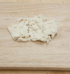 3. 두부는 칼등으로 으깨고, 당근은 가늘게 채썬다.