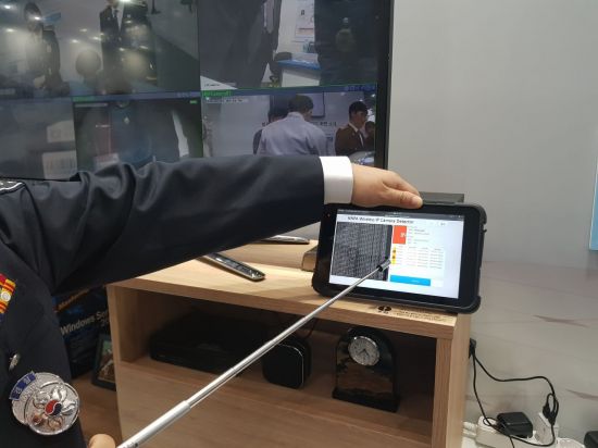 경찰이 개발한 IP카메라 탐지기가 위장형 카메라가 가까이 있다는 의미의 '빨간색'을 보이고 있다.