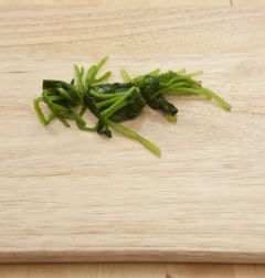 2. 시금치는 끓는 물에 소금을 약간 넣고 데쳐서 찬물에 헹구어 먹기 좋게 썬다.