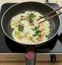 5. 팬에 식용유를 두르고 ④를 넣어 스크램블하듯 저어가며 두툼한 모양으로 익힌다. 살짝 식으면 적당한 크기로 잘라 접시에 담는다.