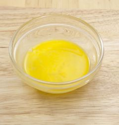 1. 달걀은 소금, 후춧가루를 넣어 잘 푼다.