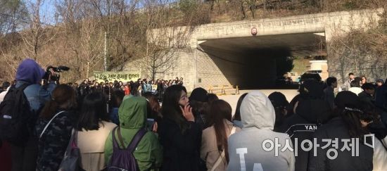 지난 4월 27일 배우 지창욱의 전역 당시 강원 철원군에 위치한 육군 5포병여단 앞에 수백명의 팬이 운집해 있다. 사진=독자 제공