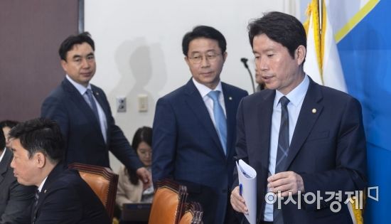 이인영 더불어민주당 원내대표가 24일 국회에서 열린 정책조정회의에 참석하고 있다./윤동주 기자 doso7@