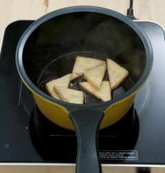 4. 유부는 끓는 물에 살짝 데쳐 간장과 맛술을 넣어 졸인다.