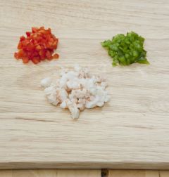 2. 새우는 껍질을 벗기고 등 쪽의 내장을 빼내어 끓는 소금물에 살짝 데쳐 잘게 다지고, 당근과 피망도 잘게 다진다.