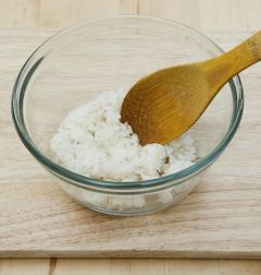 5. 밥은 소금과 참기름으로 간을 하고 볶아 놓은 재료를 넣어 섞은 후 마지막에 치즈와 검은깨를 넣는다.