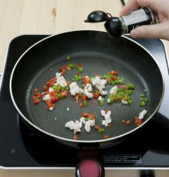 3. 프라이팬에 식용유를 두르고 새우, 당근, 피망을 넣어 볶아 소금, 후춧가루로 간을 한다.