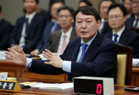 윤석열 검찰총장이 17일 서울 서초구 대검찰청에서 열린 국회 법제사법위원회의 대검찰청에 대한 국정감사에서 의원들 질문에 답하고 있다./연합뉴스