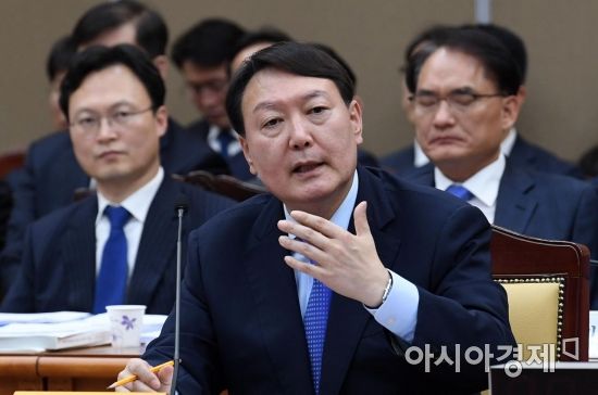 윤석열 검찰총장이 17일 서울 서초구 대검찰청에서 열린 국회 법제사법위원회의 대검찰청에 대한 국정감사에서 의원 질의에 답변하고 있다./김현민 기자 kimhyun81@