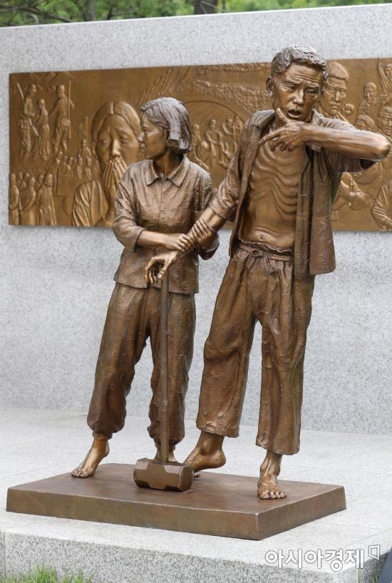 인천 부평공원에 일제강점기 강제징용 노동자들의 넋을 기리는 동상이 설치돼 있다. /문호남 기자 munonam@