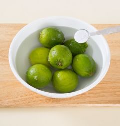 1. 라임은 씻어 베이킹파우더를 약간 넣은 물에 30분 정도 담가둔다.(Tip.라임이 잠길수 있도록 물을 부어 준다.)