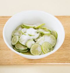 3. 설탕을 절반만 라임과 섞어서 10분 정도 두었다가 밀폐용기에 담는다.