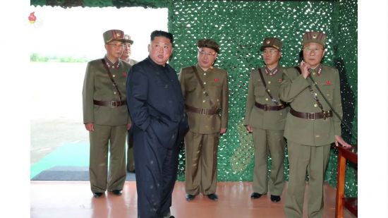 북한 조선중앙TV가 지난 8월25일 오후 공개한 '초대형방사포' 발사 관련 사진에서 김정은 국무위원장이 발사 참관장에서 상황을 점검하는 모습 (사진=연합뉴스)