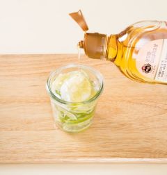 4. 나머지 설탕을 라임에 뿌리고 올리고당을 뿌린다.
(Tip.냉장고에 넣어 두었다가 찬 음료나 뜨거운 음료 또는 모히토 등으로 활용한다.)