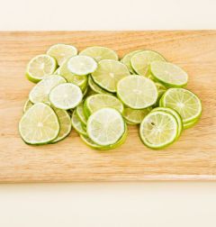 2. 라임은 일정한 두께로 썬다.