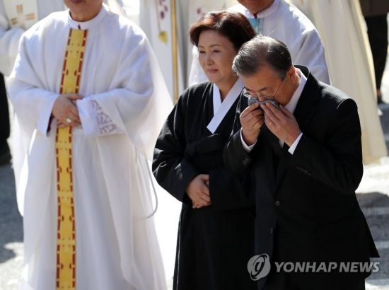 문재인 대통령과 김정숙 여사가 지난달 31일 오전 부산 남천성당에서 고 강한옥 여사 운구행렬을 따라가며 눈물을 훔치고 있다. [이미지출처=연합뉴스]