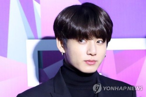 그룹 방탄소년단(BTS) 멤버 정국. 경찰에 따르면 정국은 지난 2일 서울 용산구의 한 거리에서 자신의 벤츠 차량을 몰다가 택시와 부딪힌 것으로 알려졌다. [이미지출처=연합뉴스]