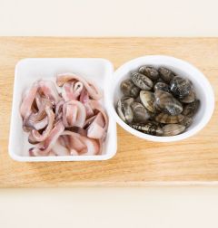 1. 바지락은 소금물에 담가 해감을 시키고 오징어는 링 모양으로 썬다.